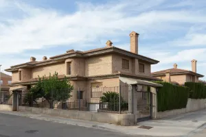 Vivís en casa de esquina: cómo reducir puntos ciegos y proteger accesos laterales