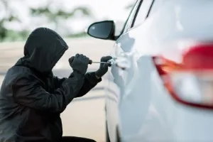 Qué hacer si intentan robarte el auto frente a tu casa