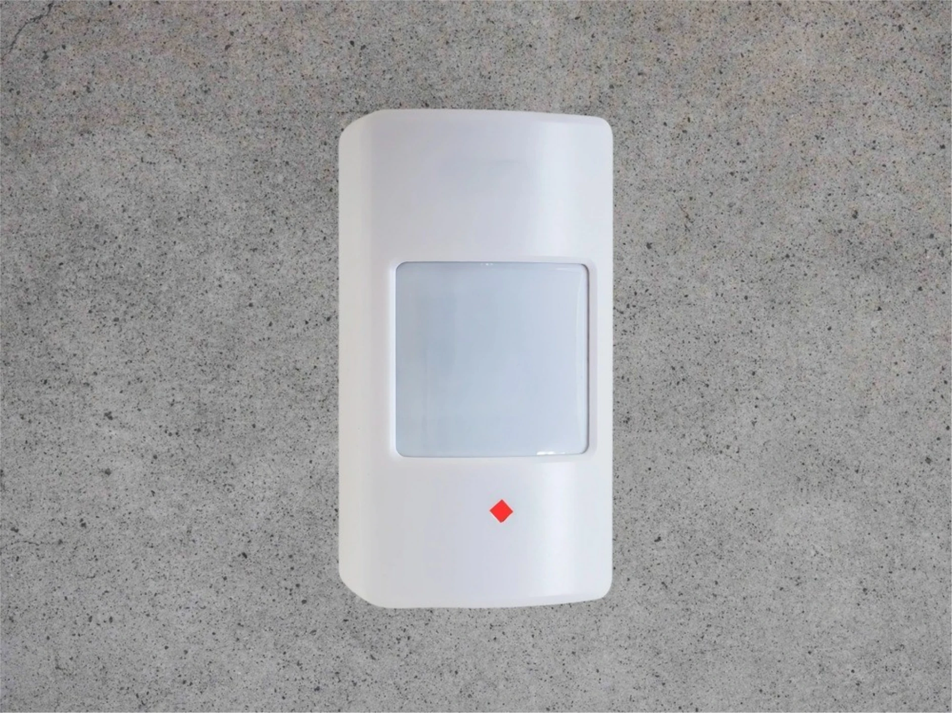 Iluminación con sensor de movimiento: cómo usarla para disuadir sin complicarte