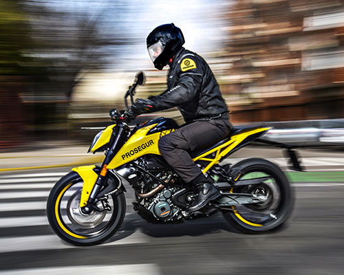 agente de seguridad motorizado